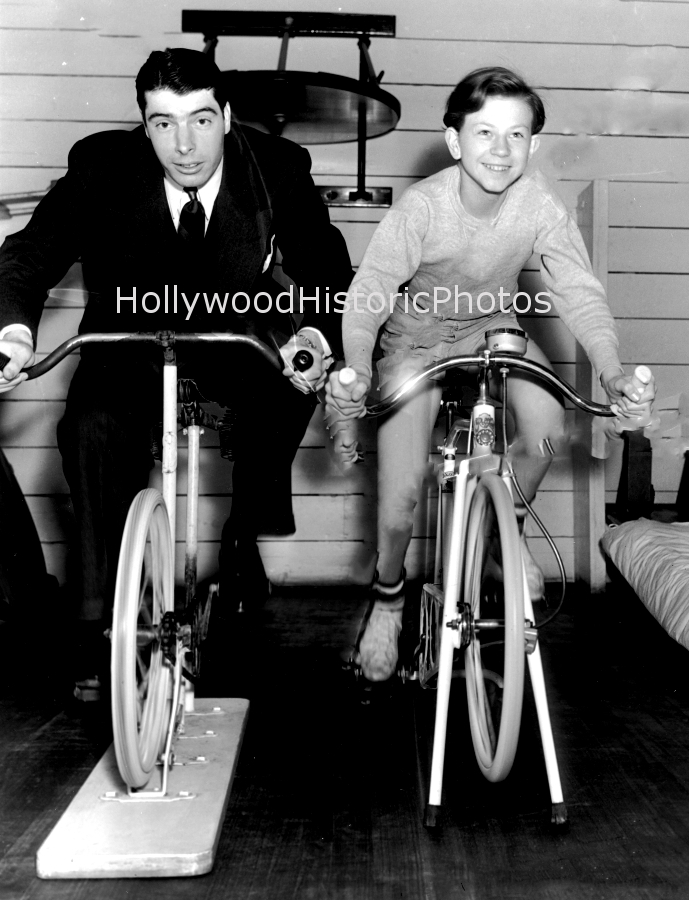 Joe DiMaggio & Donald O Connor 1938 Paramount Gym.jpg